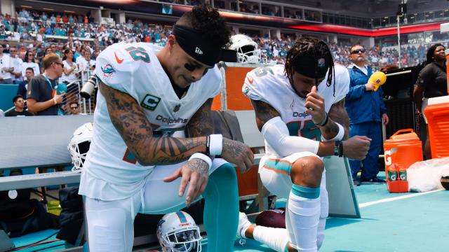 Twee spelers knielen uit protest tijdens volkslied in eerste weekend NFL