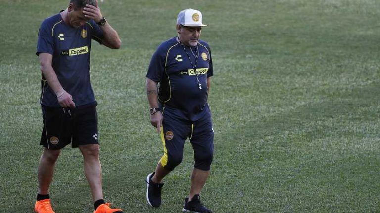 Maradona heeft nieuwe knieën nodig