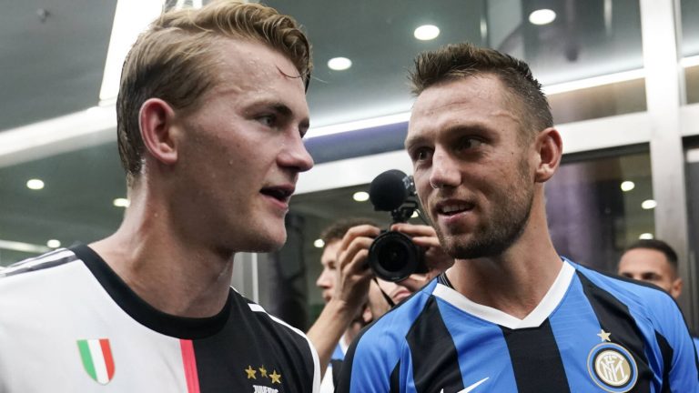 Concurrenten De Ligt en De Vrij zoeken elkaar op: ‘Mooie band ontstaan’
