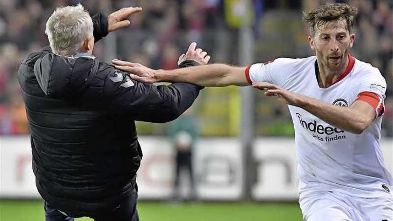 Voetballer zegt sorry voor neerbeuken trainer