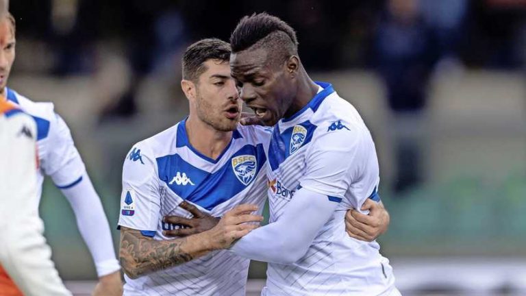 Balotelli reageert op racisme: ’Wakker worden imbecielen’