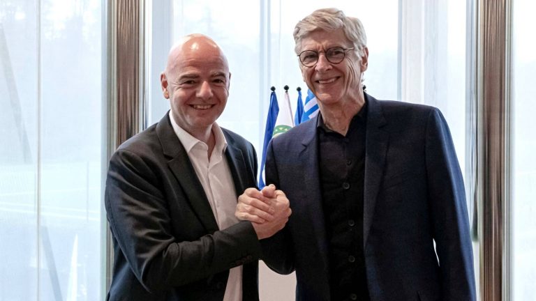 Wenger treedt in de voetsporen van Van Basten bij FIFA