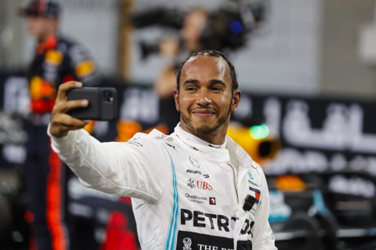 Hamilton blij met eerste pole sinds Duitsland: ‘We geven nooit op’