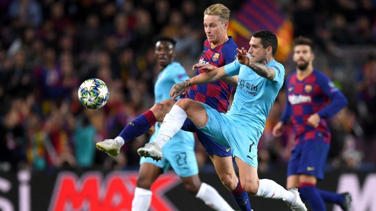 ‘Barcelona-trainer ‘bevrijdde’ De Jong uit benarde situatie op vliegveld’