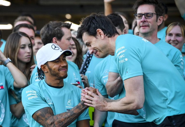 Hamilton: ‘Mercedes zou verkeerde kant op kunnen gaan zonder Wolff’