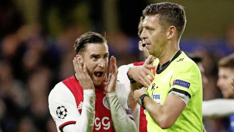 Ajax de dupe van ’afhankelijke VAR’