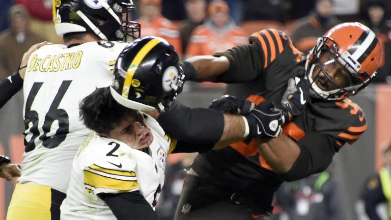 Na vreselijke klap met helm staat NFL-speler Garrett met schorsing langs de kant