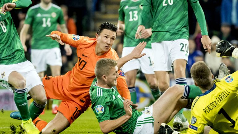 Nederland stelt EK-deelname veilig met zwaarbevochten punt in Noord-Ierland