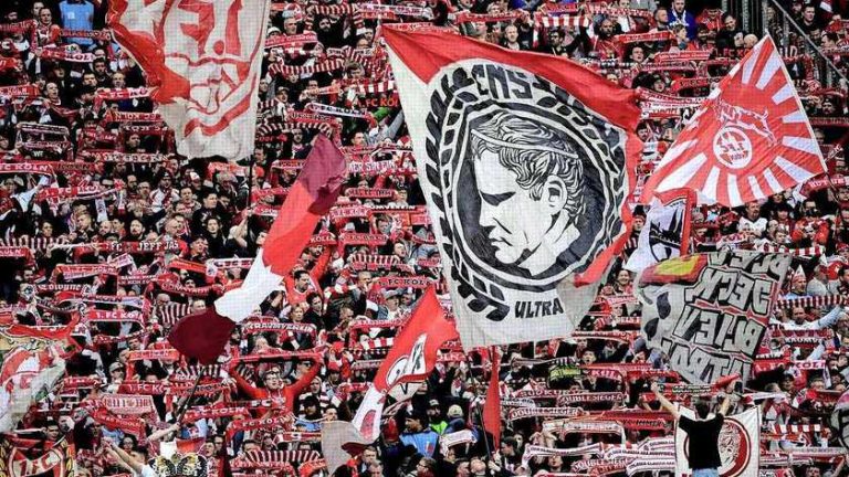’Mogelijk anderhalf jaar geen voetbal voor volle tribunes’