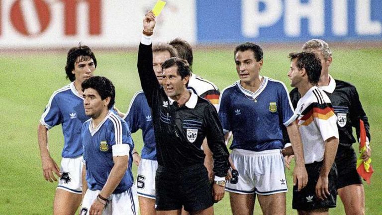 Voormalig arbiter haalt vernietigend uit naar Maradona