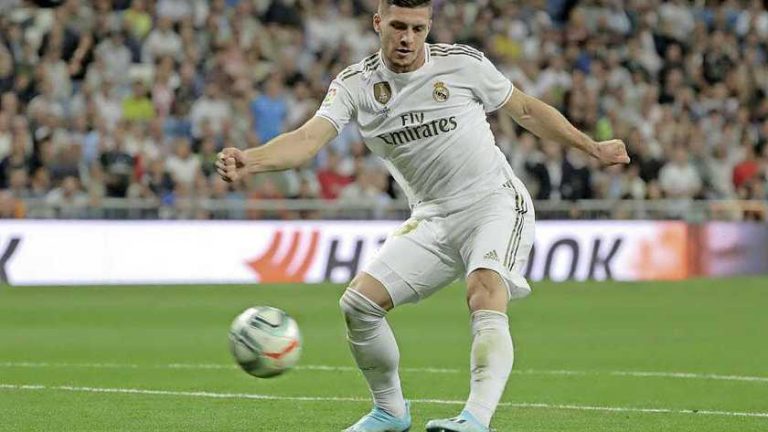 Real Madrid-spits Jovic riskeert huisarrest voor verjaardagsfeestje vriendin