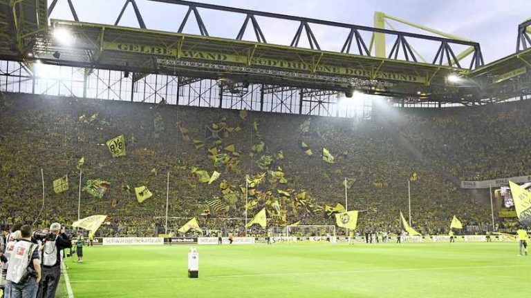 Dortmund-baas waarschuwt fans: ’Als dat gebeurt, is het over en uit met wedstrijden spelen’