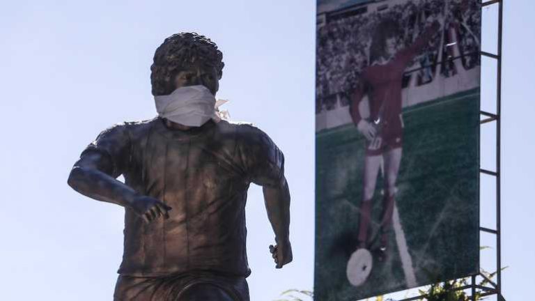 Standbeeld Maradona krijgt mondkap