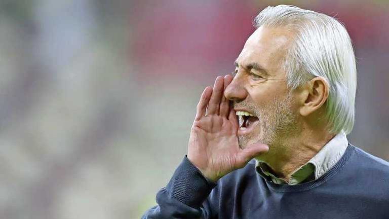 Van Marwijk geeft regering belangrijk signaal: ’Help het voetbal!’