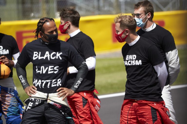 Hamilton haalt uit: ‘Ferrari heeft Vettel niet laten uitblinken’