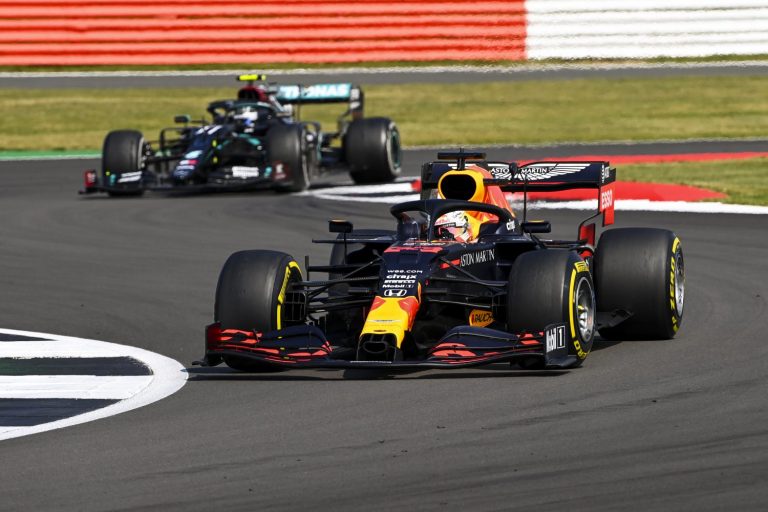 Verstappen pakt spectaculaire zege in strategisch bandenspel op Silverstone