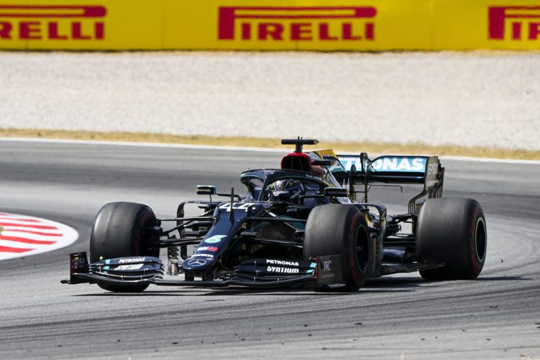 Hamilton zorgeloos naar zege Spaanse GP, Verstappen tweede na slechte start Bottas
