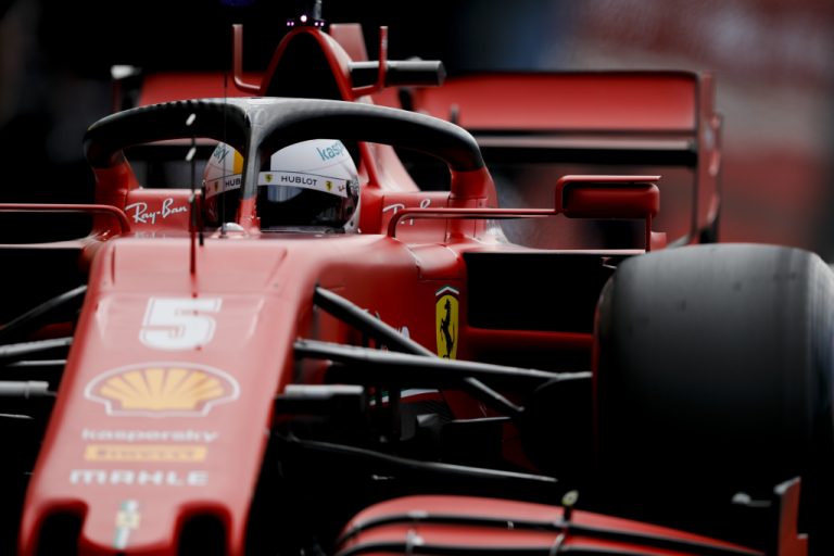 Een nieuw dieptepunt tussen Vettel en Ferrari? Ongekende stilte op de boordradio na de race