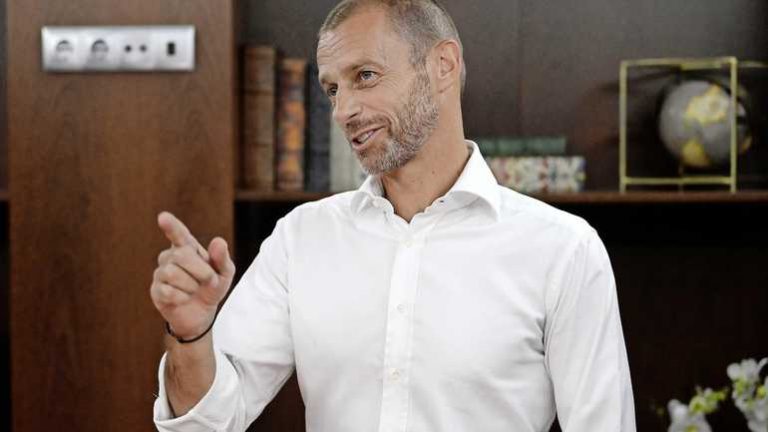 UEFA-baas Aleksander Ceferin reikt zelf CL-beker uit zonder mondkapje