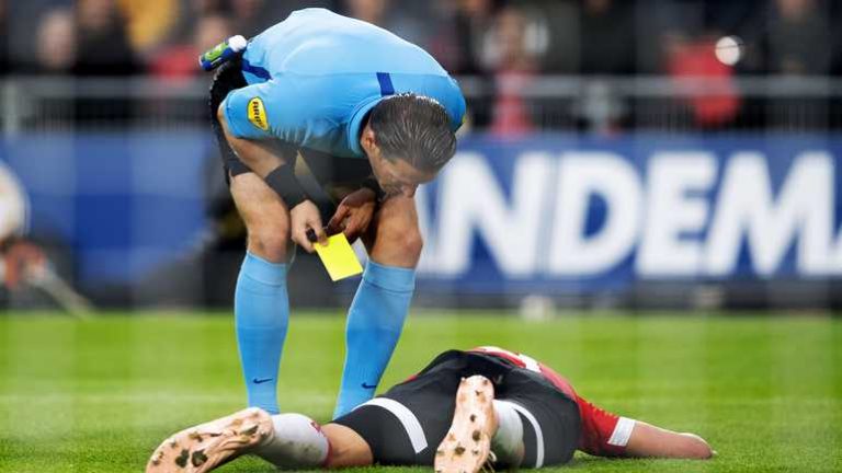 Danny Makkelie moet Luuk de Jong en Stefan de Vrij in gareel houden in EL-finale