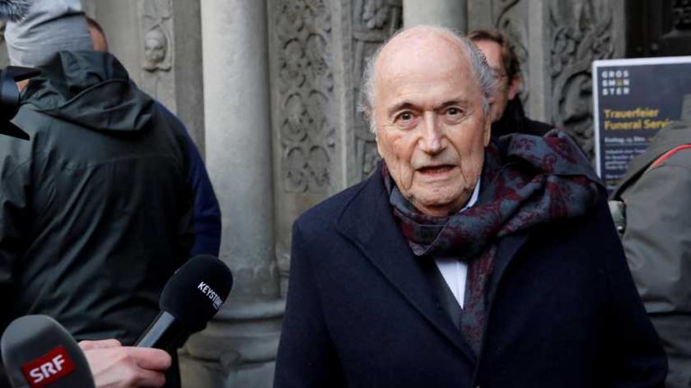 Sepp Blatter heeft ’lange weg te gaan’ na week in kunstmatige coma