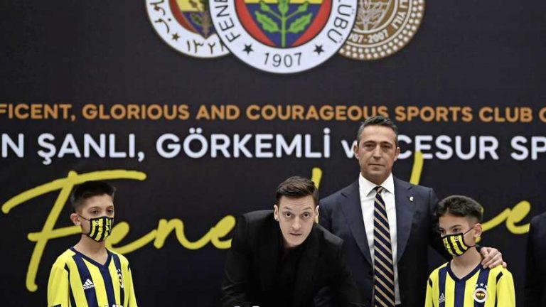 Fenerbahçe maakt showtje van presentatie Mesut Özil