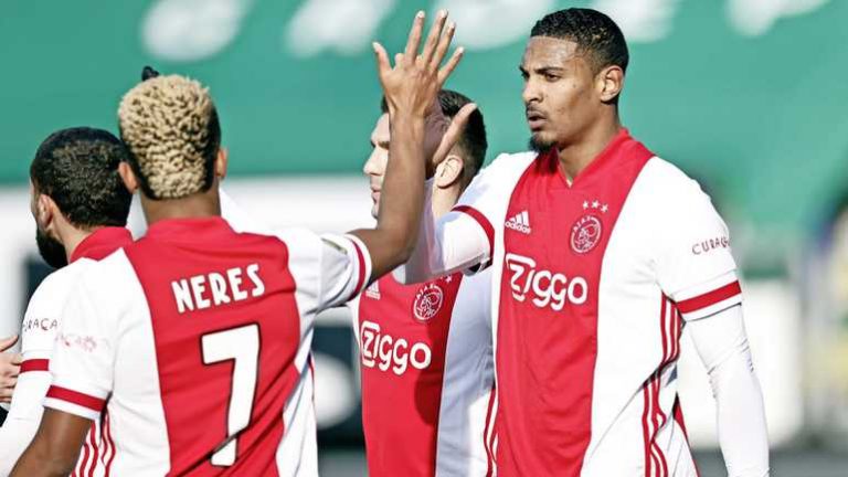 Ajax houdt drie punten over aan heerlijk voetbalgevecht in Sittard