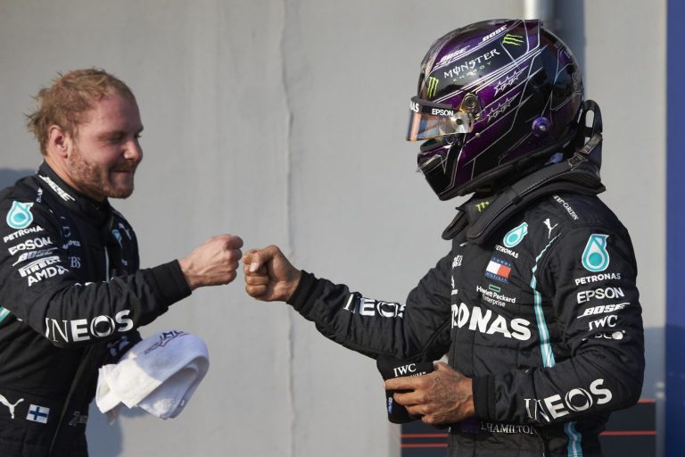 Hamilton looft Bottas: ‘Het is niet eenvoudig om mijn teamgenoot te zijn, weet je dat?’
