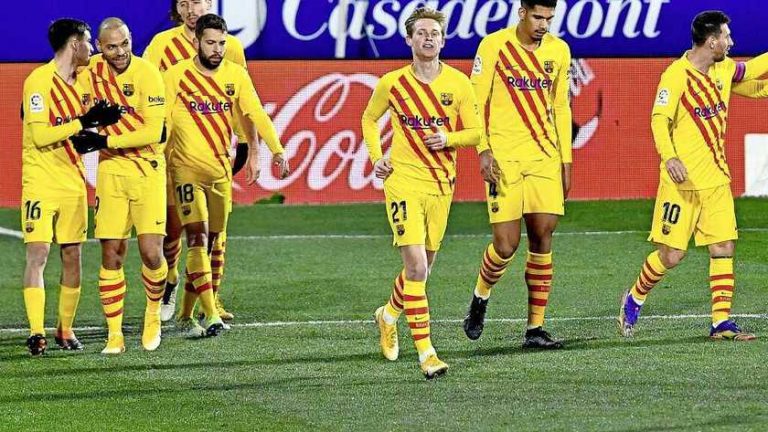 Frenkie de Jong helpt Barcelona aan benauwde winst op Huesca