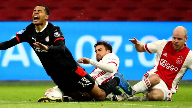 Ajax knokt zich tegen PSV terug na snelle achterstand in enerverende topper