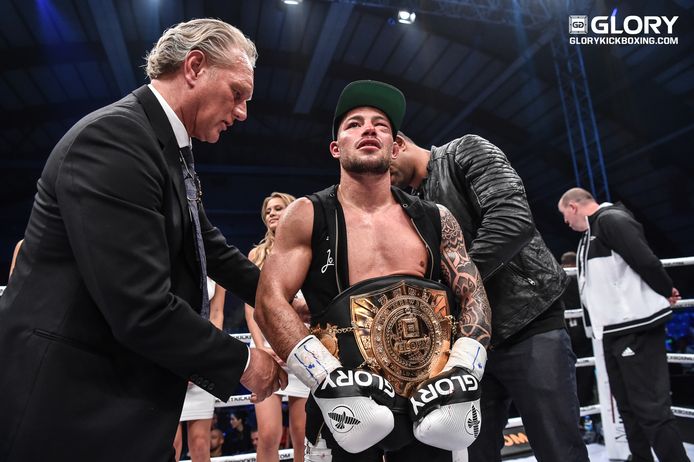 Kickbokskampioen Van Roosmalen wil terugkeren in ring na zwaar ongeluk waarbij hij zus verloor