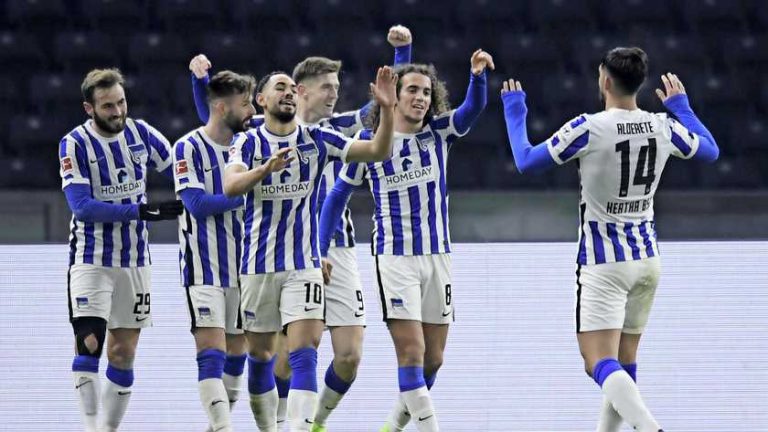 Schalke blijft verliezen; Leipzig bovenaan na uitglijder Leverkusen