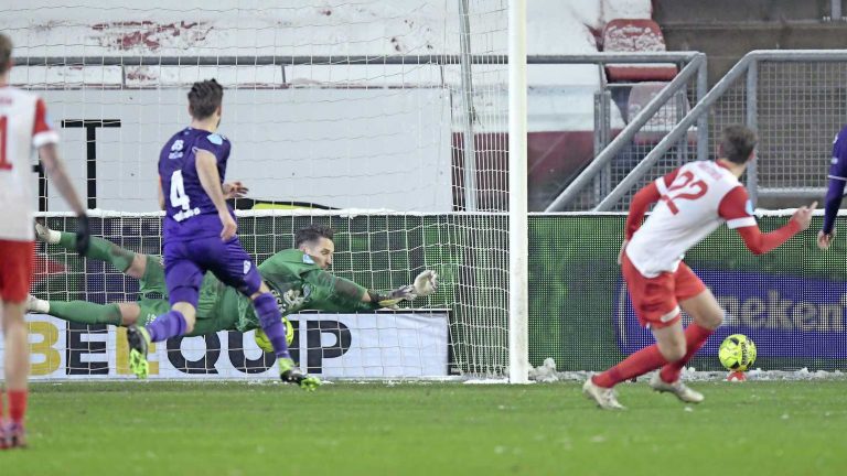Keepersfouten helpen FC Utrecht aan eerste thuiszege in bijna drie maanden
