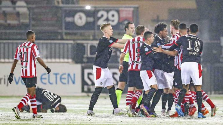 PSV wint na heerlijk voetbalgevecht moeizaam van Sparta