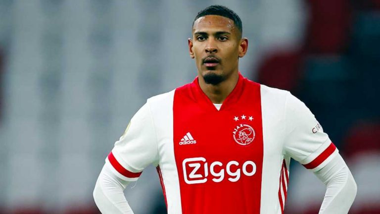 Ajax-trainer Erik ten Hag over blunder met Sébastien Haller: ’Misgegaan met vinkje aan- en uitzetten’