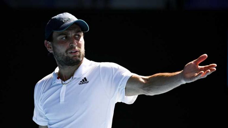 Australian Open: Sensatie Karatsev verslaat gehavende Dimitrov, Williams klopt Halep