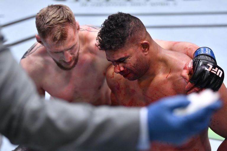 Gebroken neus maakte Overeem kansloos tegen Russische gigant Volkov