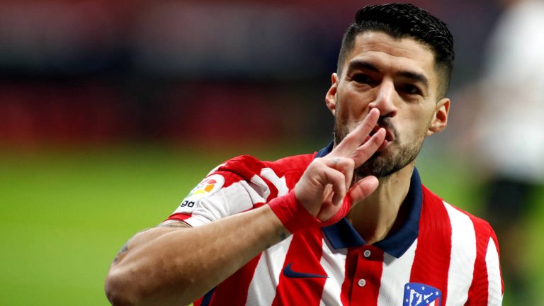 Suárez bepaalt zelf wanneer hij gaat en zet tot die tijd Barcelona te kijk