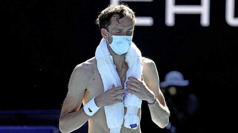 Daniil Medvedev klopt Andrei Rublev en staat in halve eindstrijd Australian Open