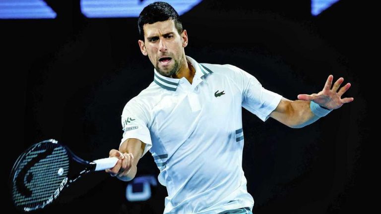 Titelverdediger Novak Djokovic vecht zich langs Milos Raonic