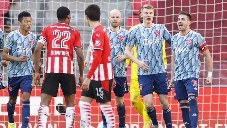 Ajax voorkomt in tumultueuze slotfase nederlaag tegen PSV: 1-1
