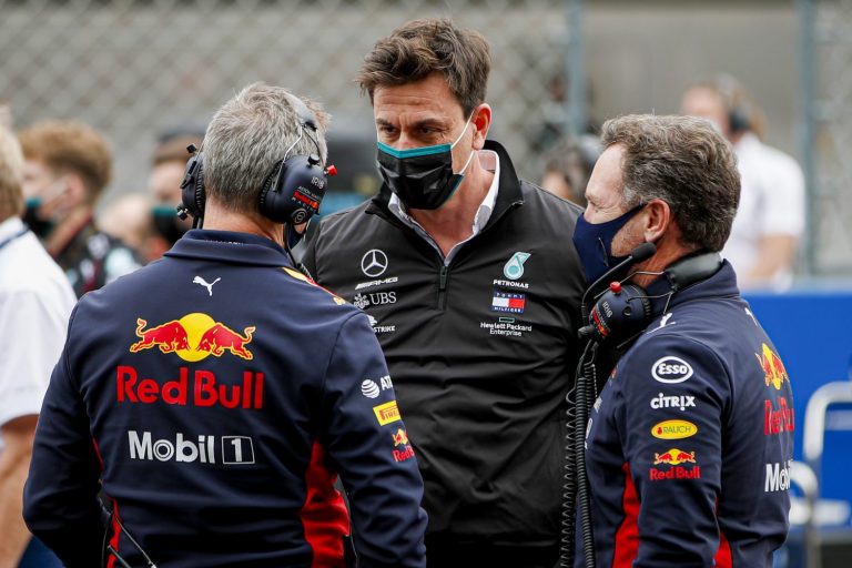 Wolff legt bal bij Renault en Ferrari: ‘Mercedes zit motorplan Red Bull niet dwars’