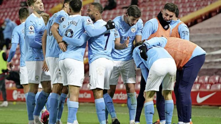 Georginio Wijnaldum met Liverpool keihard onderuit in topper tegen City