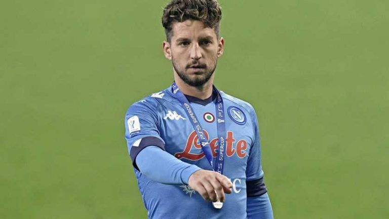 Privéjet met Dries Mertens schuift van landingsbaan