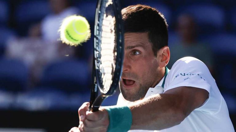 Australian Open: Djokovic worstelend door, Kyrgios overleeft in vijfsetter