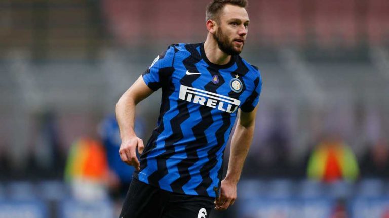 Stefan de Vrij met Inter op titelkoers na zege op AC Milan