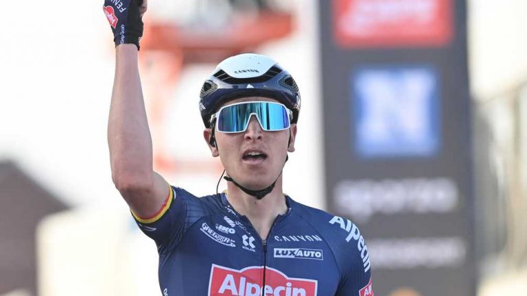 Tim Merlier wint Bredene Koksijde Classic na lange sprint en heerlijke waaierkoers