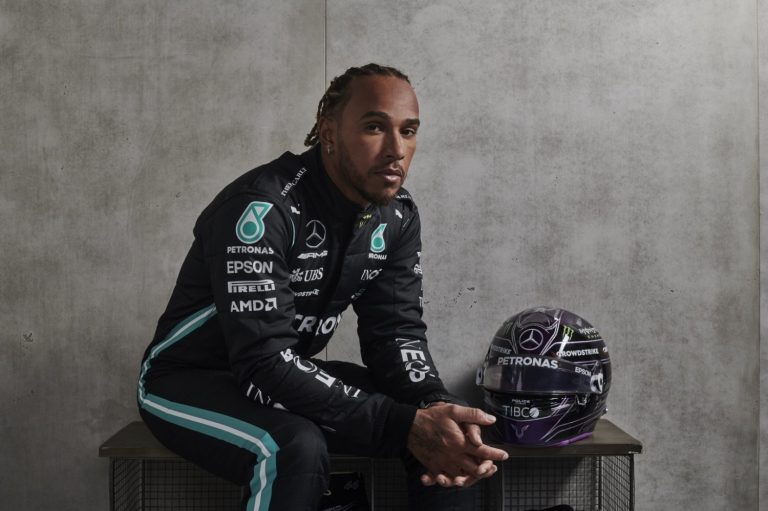 Waarom Hamilton maar voor één jaar tekende? ‘Heb al veel bereikt, wil niet te ver vooruit kijken’
