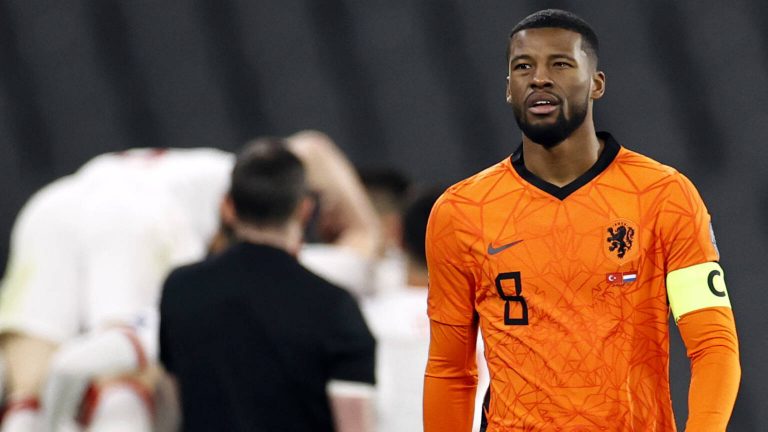 Oranje blameert zich in Turkije, waar de oude Yilmaz het verschil maakt