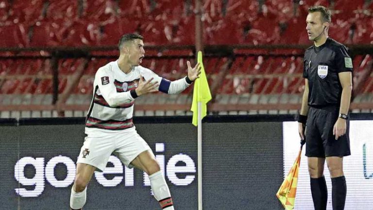 Ronaldo snapt niets van beslissing Makkelie: ’Er wordt een heel land pijn gedaan’